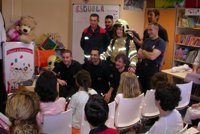 Los niños ingresados en el Hospital de Valme reciben la visita de los Bomberos de Dos Hermanas (Sevilla)