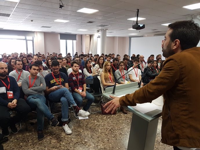 En su discurso pidió "unidad, fraternidad y autonomía" a los jóvenes socialistas