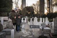 Save the Children imagina un "cementerio infinito" en Madrid por los 16.000 niños muertos en la guerra de Siria