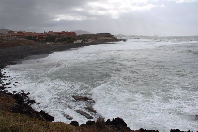 Olas en la caleta de Adeje