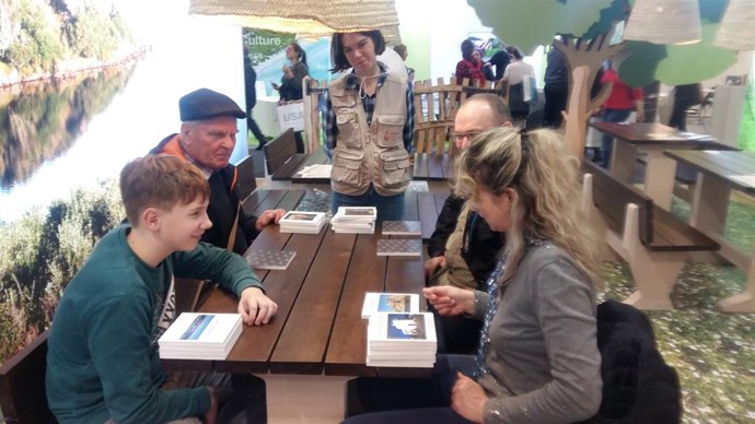 Familia alemana jugando en el stan de Baleares en la ITB 2017
