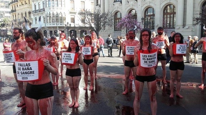 Antaurinos se bañan en sangre para pedir que en Fallas "no se maltrate a nadie"