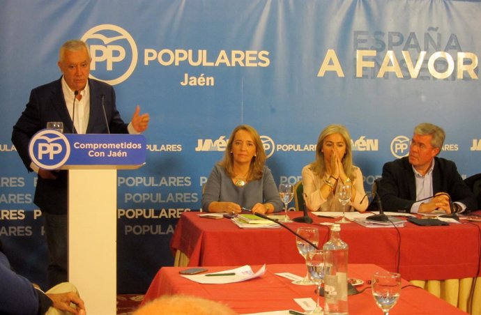 Javier Arenas, durante su intervención para presentar la ponencia económica.