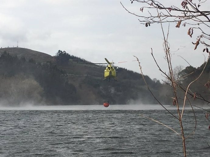 Helicóptero 112. Agua. Pantano. Embalse. Focos. Incendios. Fuegos. Sofocar. 