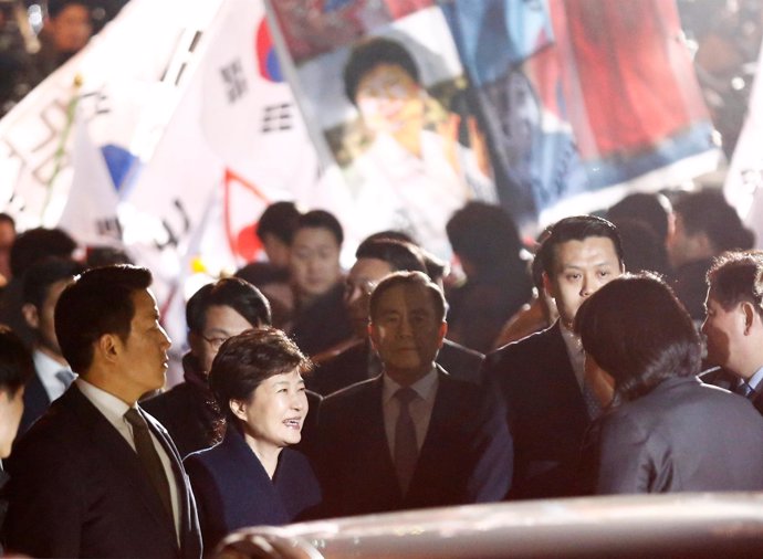 La ex presidenta de Corea del Sur, Park Geun Hye, saluda a sus partidarios