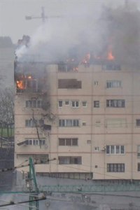 Dos bomberos heridos por quemaduras en las manos en el incendio declarado en Sestao