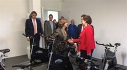 La consellera Meritxell Borràs inaugura la ampliación de un polideportivo.
