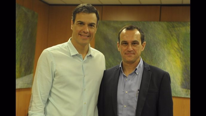 Pedro Sánchez y el secretario del PSOE Regional de Ceuta, Manuel Hernández.
