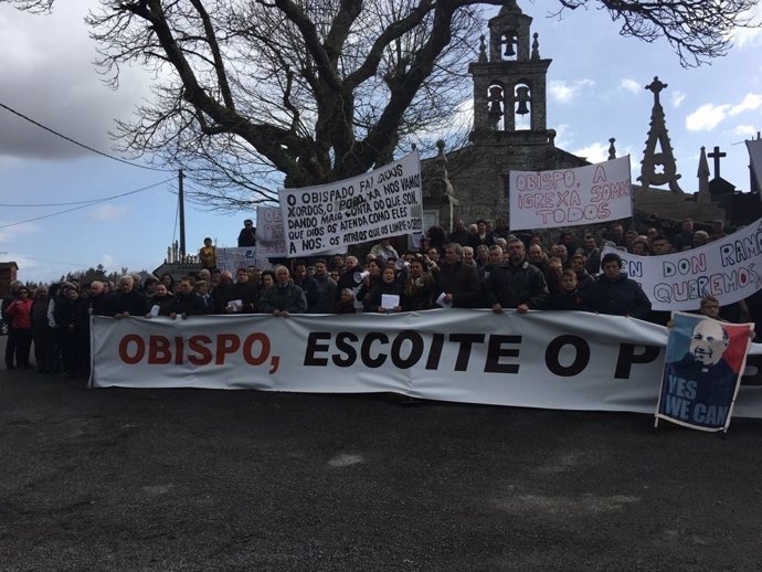 Vecinos de Friol y Guitiriz se manifiestan contra el traslado de su párroco