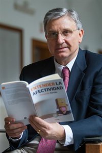 El psiquiatra Fernando Sarrais afirma que "vivimos como marionetas emocionales sin conocer nuestro mundo interior"