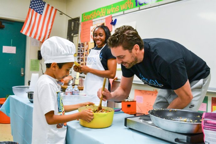 Pau Gasol en una campaña de su fundación