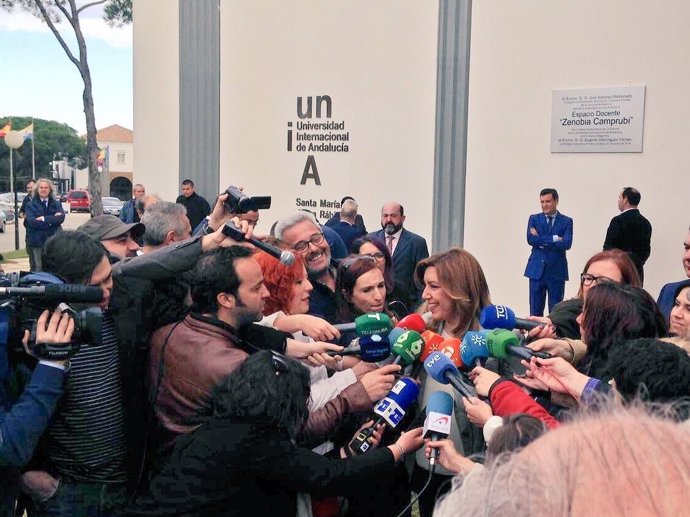 Susana Díaz atiende a los medios en La Rábida antes de un acto institucional