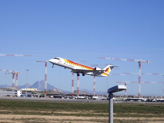 Avión En El Aeropuerto De El Altet