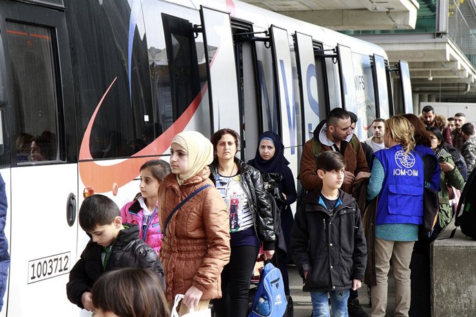Llegan a España 66 refugiados, la mayoría niños, procedentes de Siria e Irak