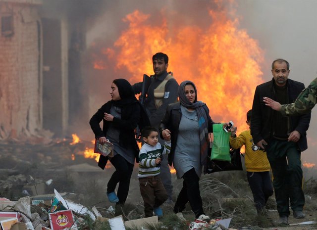 Survivors walk after a blast in Kabul, Afghanistan March 13, 2017.  REUTERS/Moha