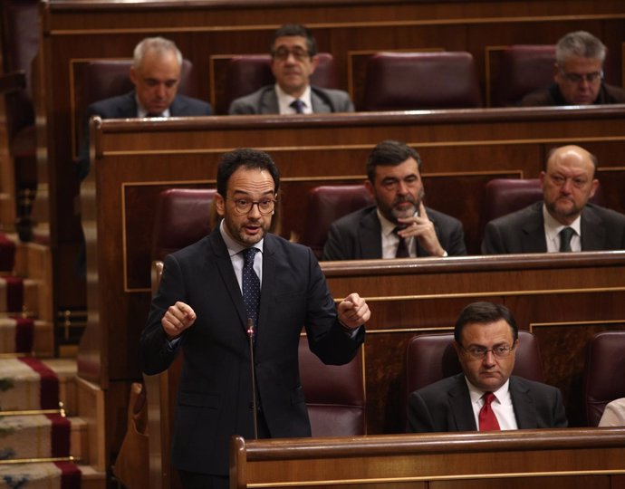 Antonio Hernando y los diputados del PSOE