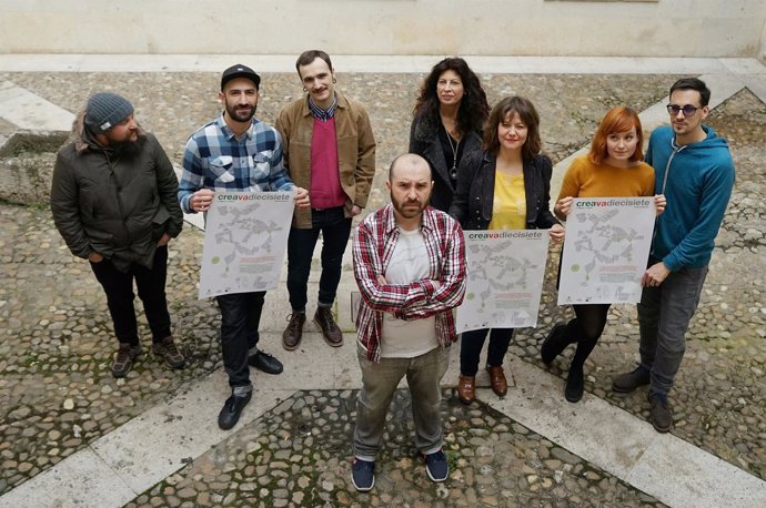 Cless (en el frente) y Ana Redondo, junto a participantes en Creava 2017