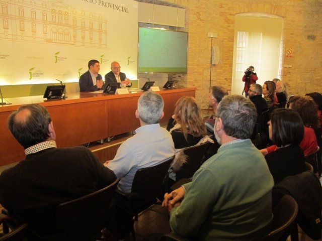 Reyes, junto a Fernández, en el encuentro con artesanos de la provincia de Jaén.