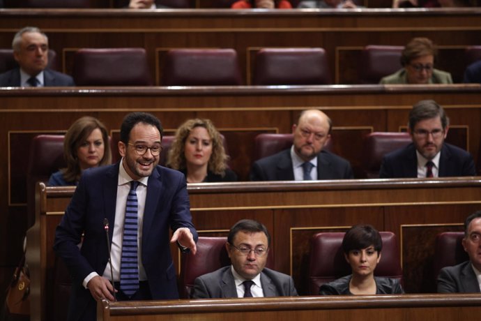 Antonio Hernando y diputados del PSOE