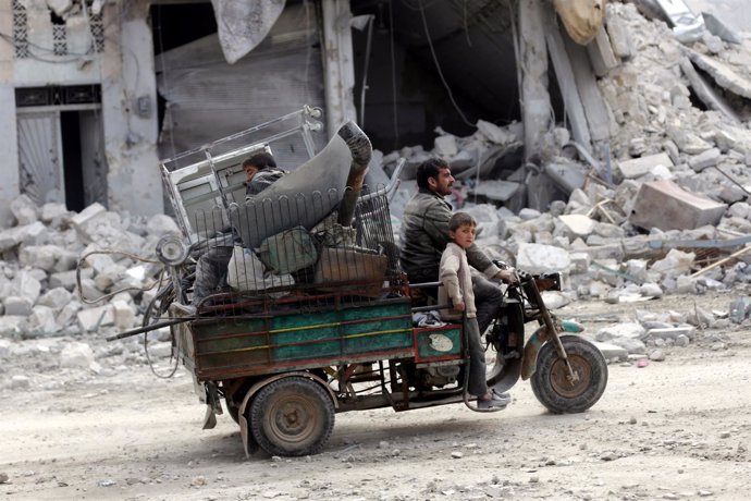 Residentes en la ciudad siria de Al Bab