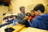 Revilla insta a la juventud a actuar frente al acoso escolar: "Todos somos iguales"