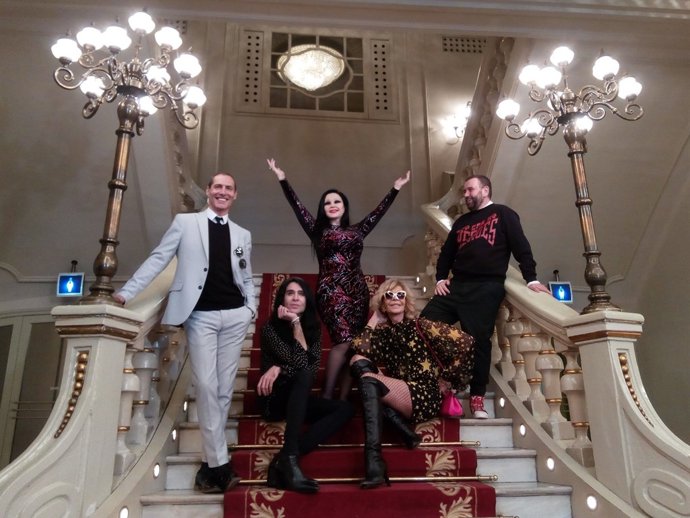 Els actors de 'El amor sigui en el aire' al costat de Félix Saborós