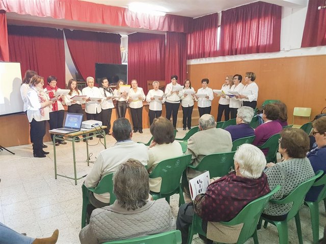 Las vecinas de Laujar muestran lo aprendido en el taller de música coral.