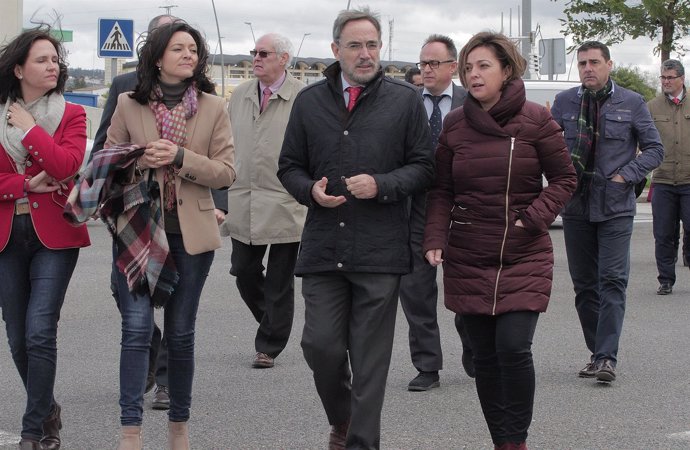 López y Ambrosio (dcha.) hablan durante la visita