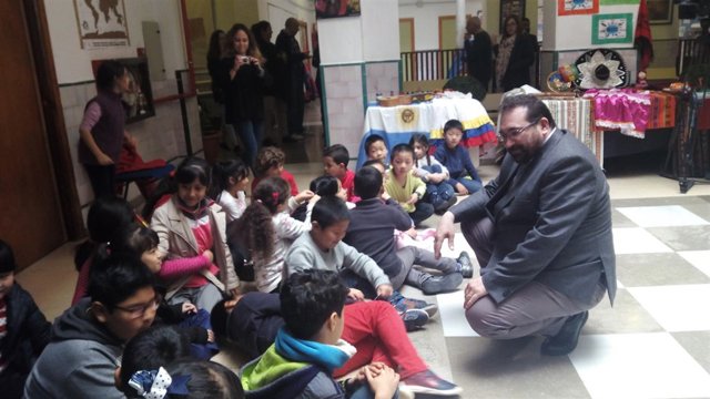 El delegado de Educación, en una visita en el colegio San José de Granada