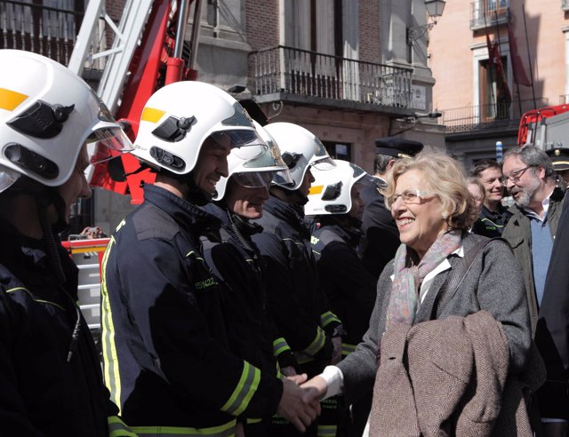 Carmena con bomberos del Ayuntamiento de Madrid