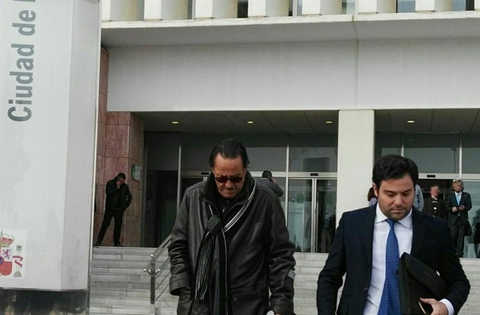 Julián Muñoz y su abogado saliendo de los juzgados