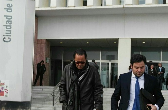 Julián Muñoz y su abogado saliendo de los juzgados