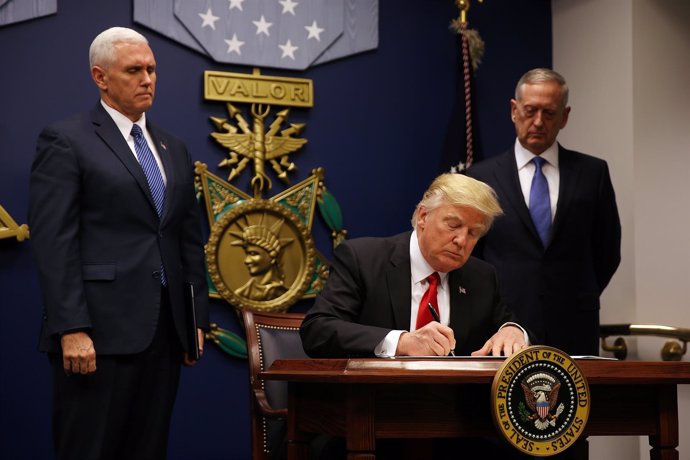 Firma de la segunda orden ejecutiva migratoria de Trump