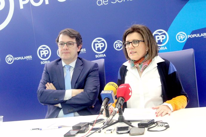 Alfonso Fernández Mañueco junto a Mar Angulo.