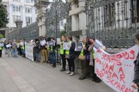 Eventuales de la limpieza del HUCA culpan a UGT, CCOO y USO de que falten aún 63 trabajadoras por subrogar