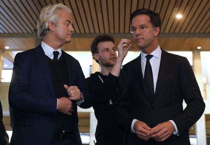 Geert Wilders y Mark Rutte antes de un debate de televisión