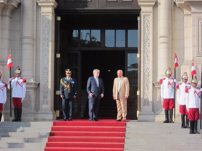 El ministro Dastis a su llegada a la sede de la Presidencia de Perú