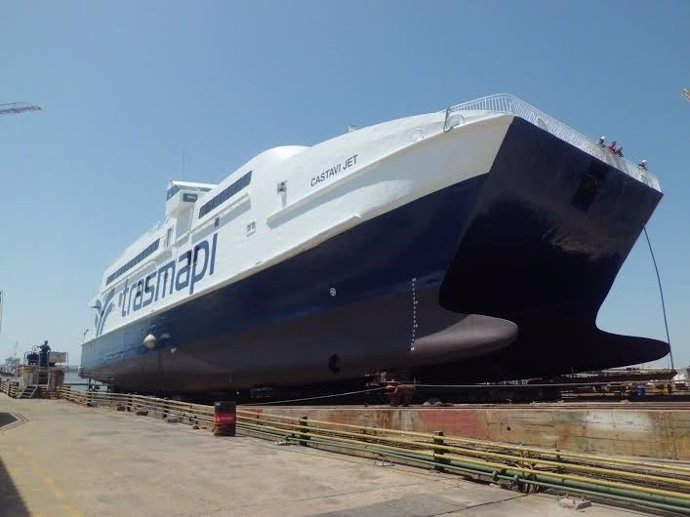Catamarán reparado en los astilleros de Cotnsa en Huelva. 