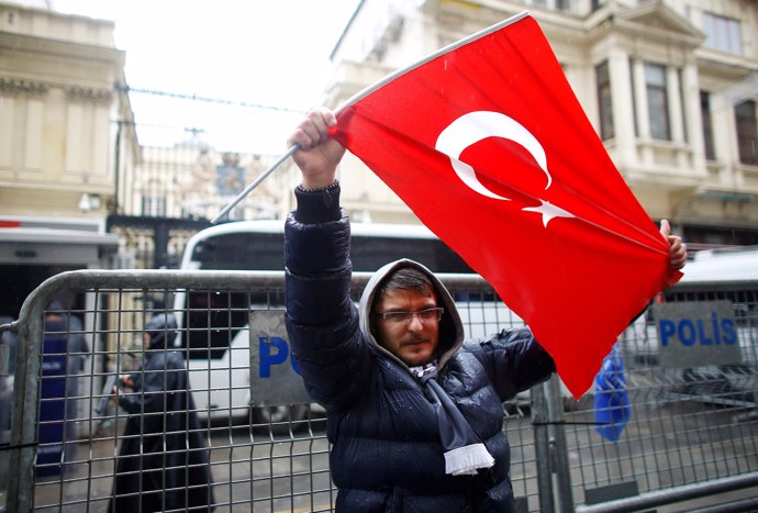 Manifestación ante el Consulado holandés en Estambul