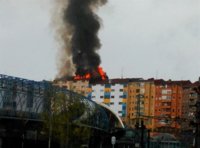 Bomberos sofocan un fuego reavivado en el edifico incendiado de Sestao