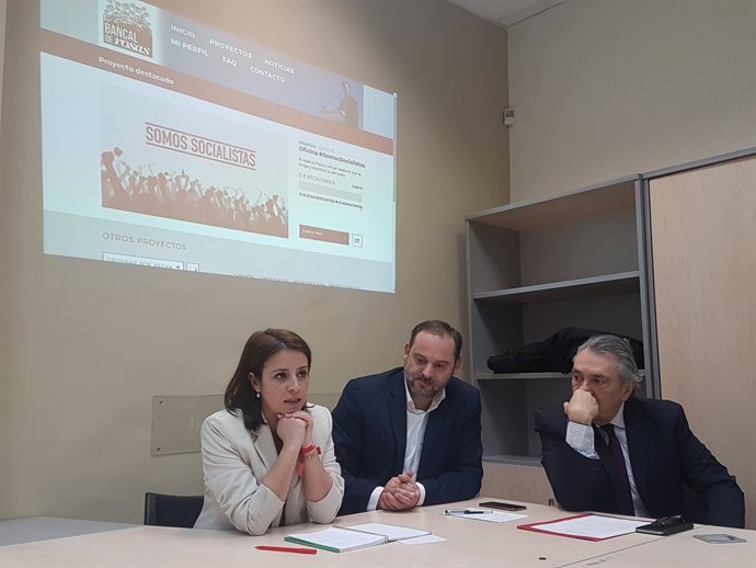 Adriana Llastra, José Luis Abalos i Manu Escudero a l'oficina de campanya