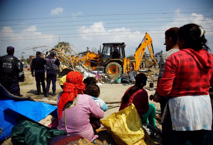 Desmantelamiento de campo de afectados por terremoto en Katmandú