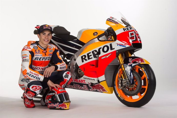 Marc Márquez posa con su Honda