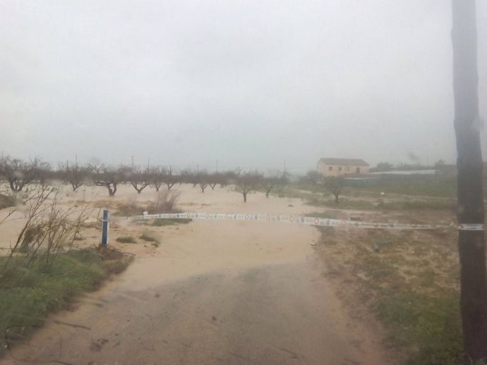 Travesía Joaquinas, Avileses, cortada al tráfico por temporal de lluvias
