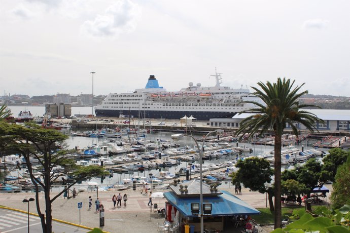 El crucero 'Saga Sapphire' inaugura la temporada de cruceros en Ferrol.