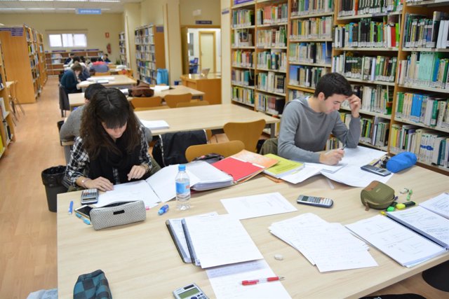 Biblioteca, estudiantes, exámenes
