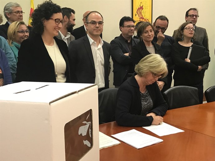 L'exconsellera I.Rigau signa la notificació de la sentència del 9N