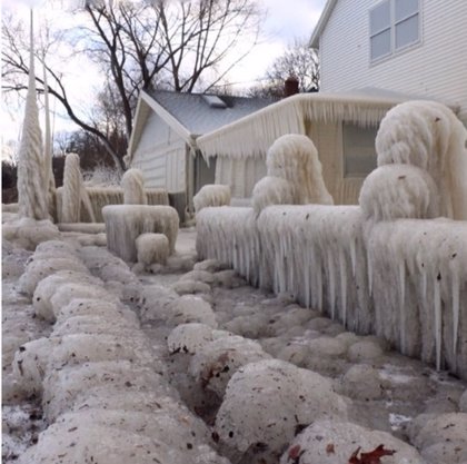 Una intensa ola de frío convierte la fachada de esta casa en una verdadera  casa de hielo