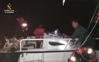 Rescatan a una menor y a su padre en un barco varado a merced del oleaje en El Rompido