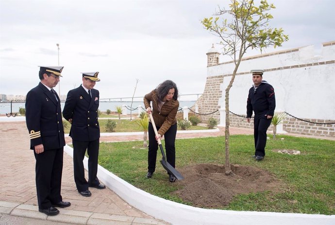 Diputación dona 284 plantas a la Base Naval de Puntales